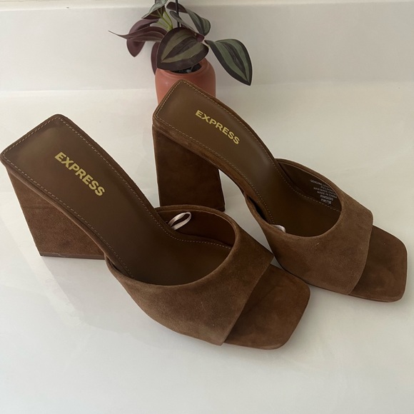 Suede Wide Block Heel Sandals - Picture 5 of 7